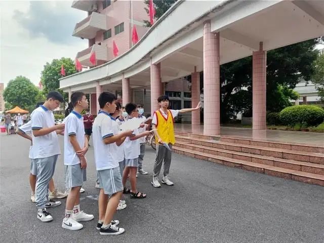 下面跟随笔者的脚步一起直击新兴县各中小学开学首日新气象吧~笔者在