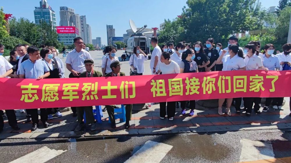 英雄回家 在第八批在韩志愿军烈士遗骸棺椁 被护送到烈士陵园的路上