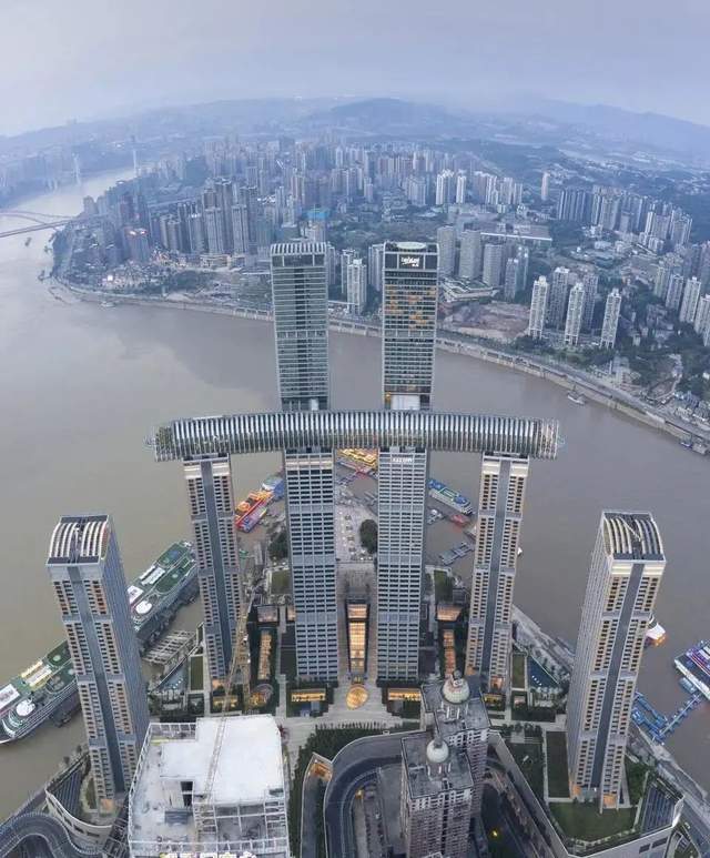 不愧是重庆!250米高空建了座"躺着的"摩天大楼