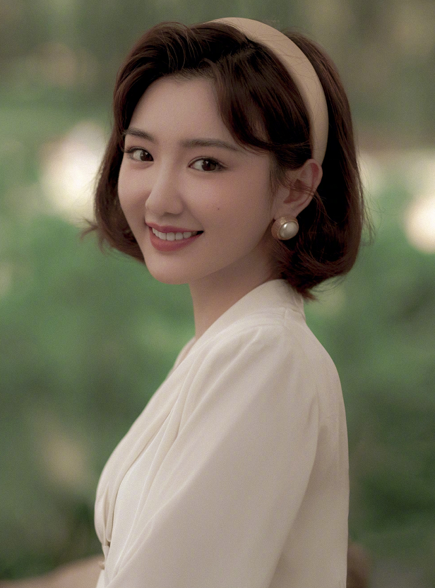 毛晓彤在《乔家的女儿》中,脸还是很正常的,没有丝毫肿胀感,笑起来也