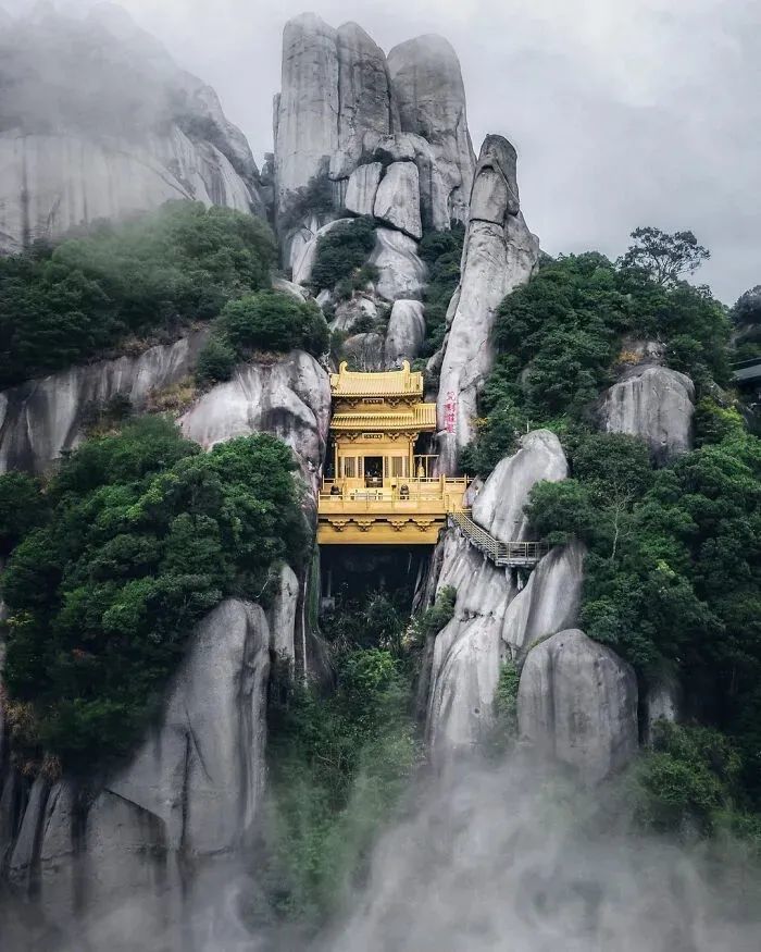 2001年初修建的太姥山一片瓦禅寺大雄铜殿,全球唯一.