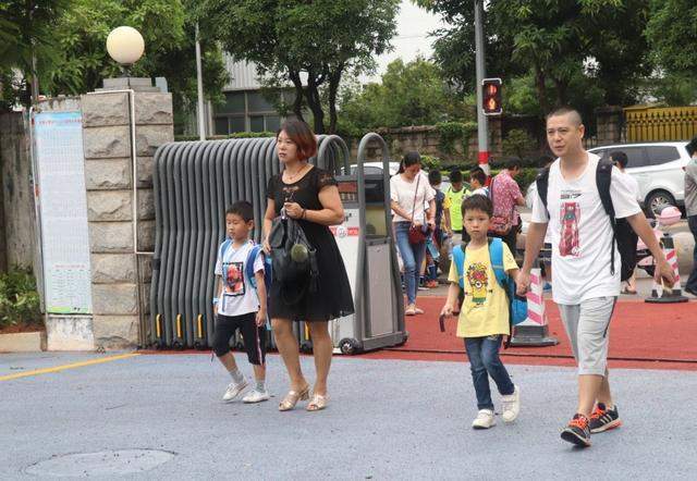 开学季家长统一姿势 腾讯网