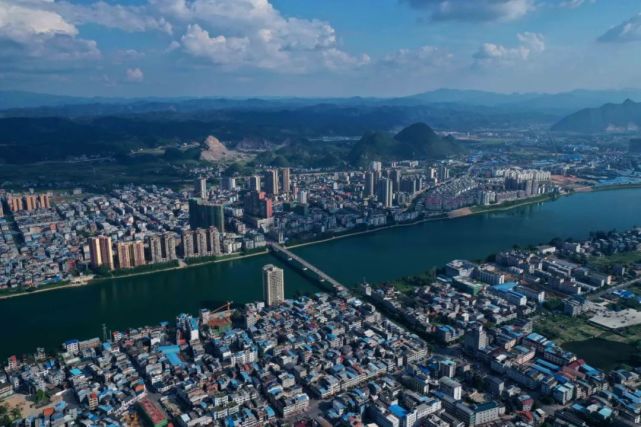 在广西柳州市融安县城段的融江江面,江水清幽,碧波荡漾,在秋风的吹拂