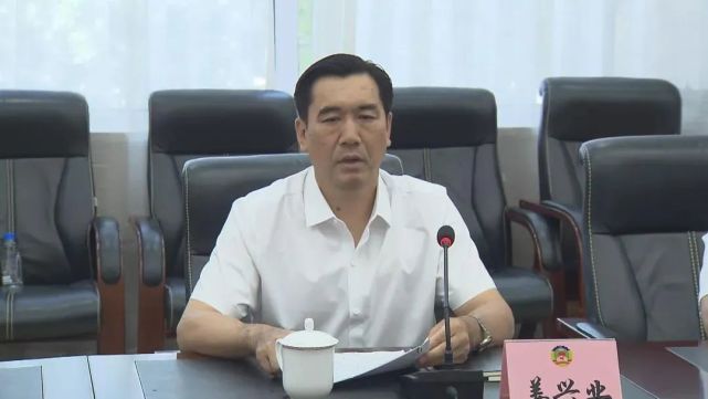 区政协主席姜兴业,副主席尹少辉,丁利年出席会议.