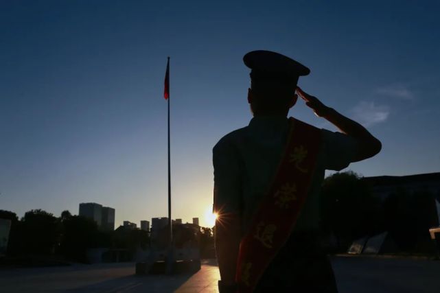 退伍老兵向国旗敬礼.