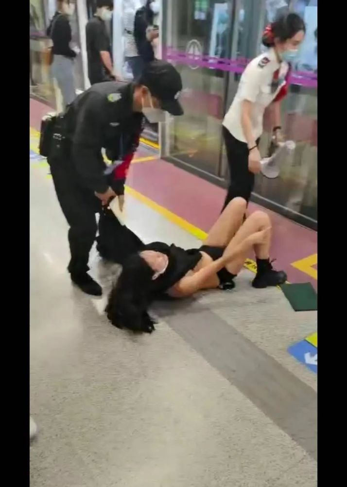 西安地铁女乘客,被"扒光示众"?你怎么看?