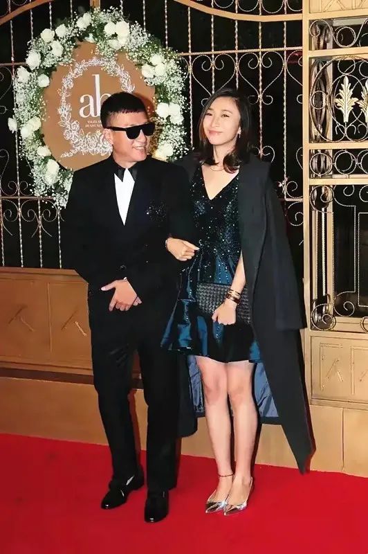 孙红雷和小15岁娇妻同框,王骏迪穿短裙秀超模腿,不愧