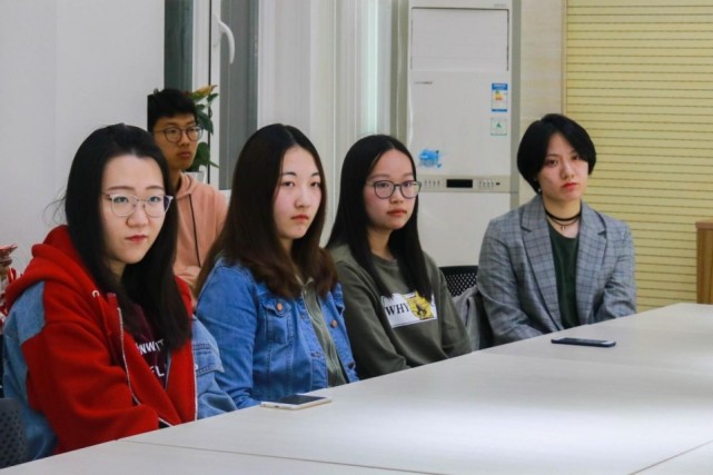 黑龙江职业学院学生会干部嚣张查寝,学妹站成列,齐声"