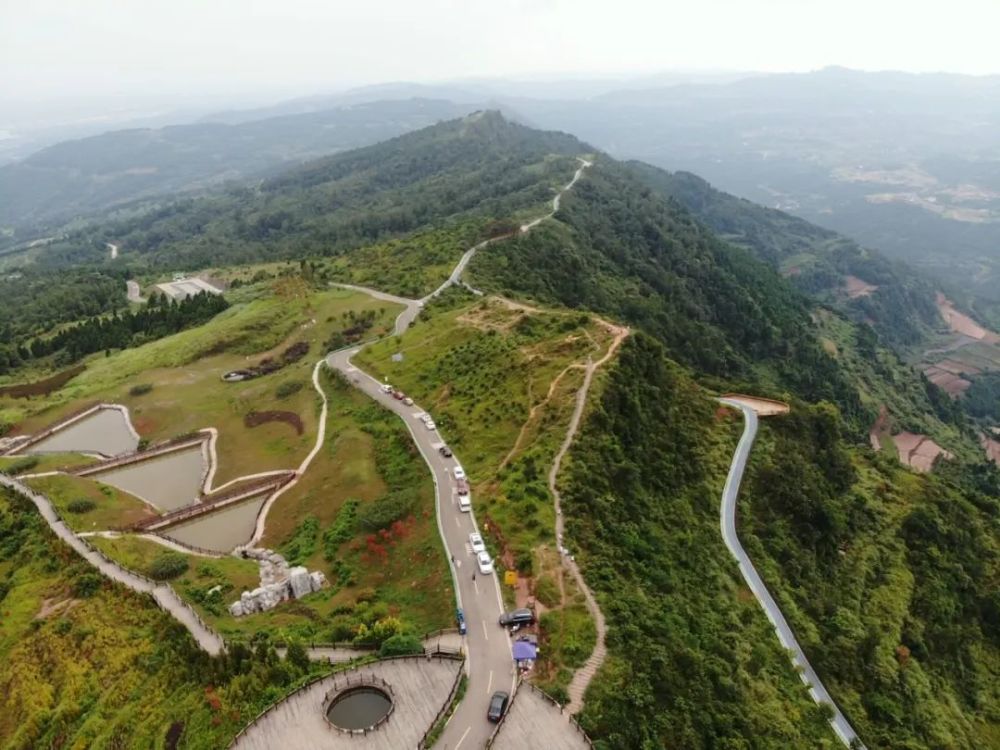 站在这个观景台上,前可望淮口大片城市群,后可望高低之山势,视野极广.