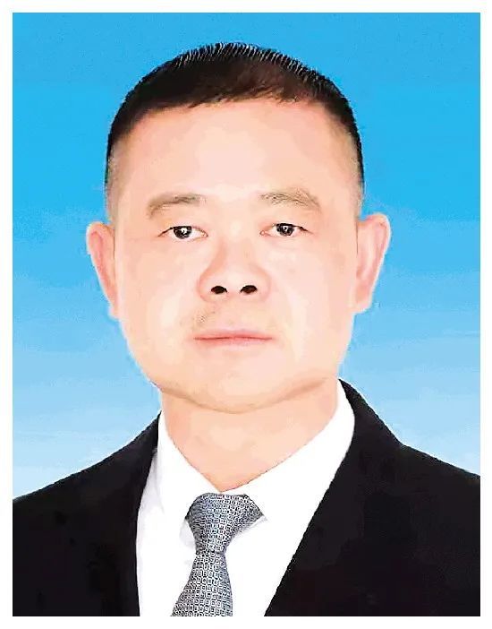 工学学士,中共党员,现任桂林市委常委,政法委书记,市人大常委会副主任