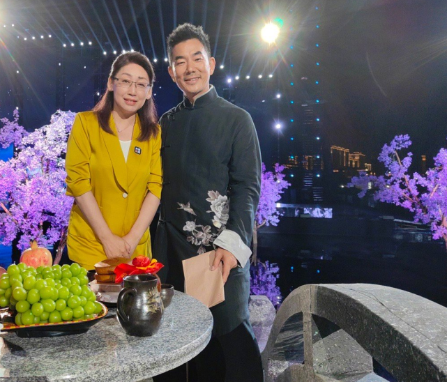 55岁任贤齐画风突变,中秋晚会穿中式长衫气质儒雅,完全看不出是肌肉男