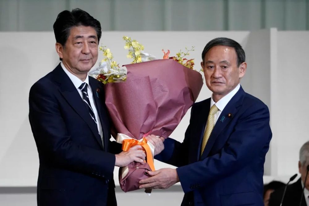 日本东京,菅义伟当选日本自民党总裁,安倍晋三向菅义伟献花祝贺.