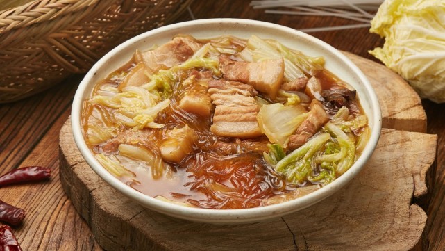 请至公众号【美食台】搜索《猪肉粉条大白菜,家家烧人人爱!