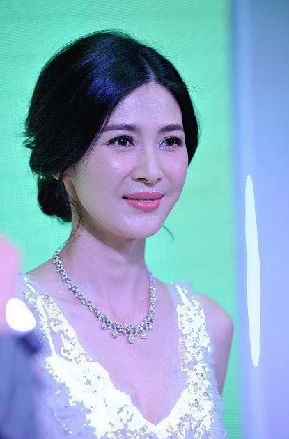 童蕾之前为我们带来了很多经典的影视作品,而随着年龄的增长,她也进入