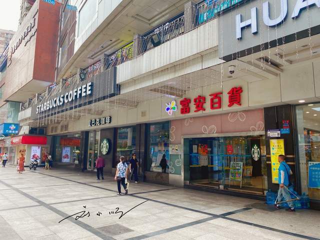 重庆杨家坪"老牌商场",与轻轨站直通,名字挺洋气,档次
