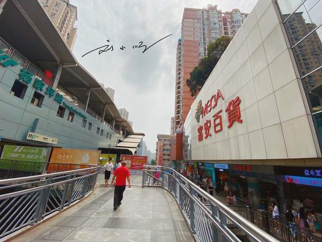 重庆杨家坪"老牌商场",与轻轨站直通,名字挺洋气,档次却不高