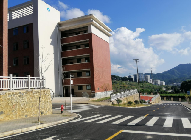 【满足2000名学生食宿学】黔南医专青云湖校区投用