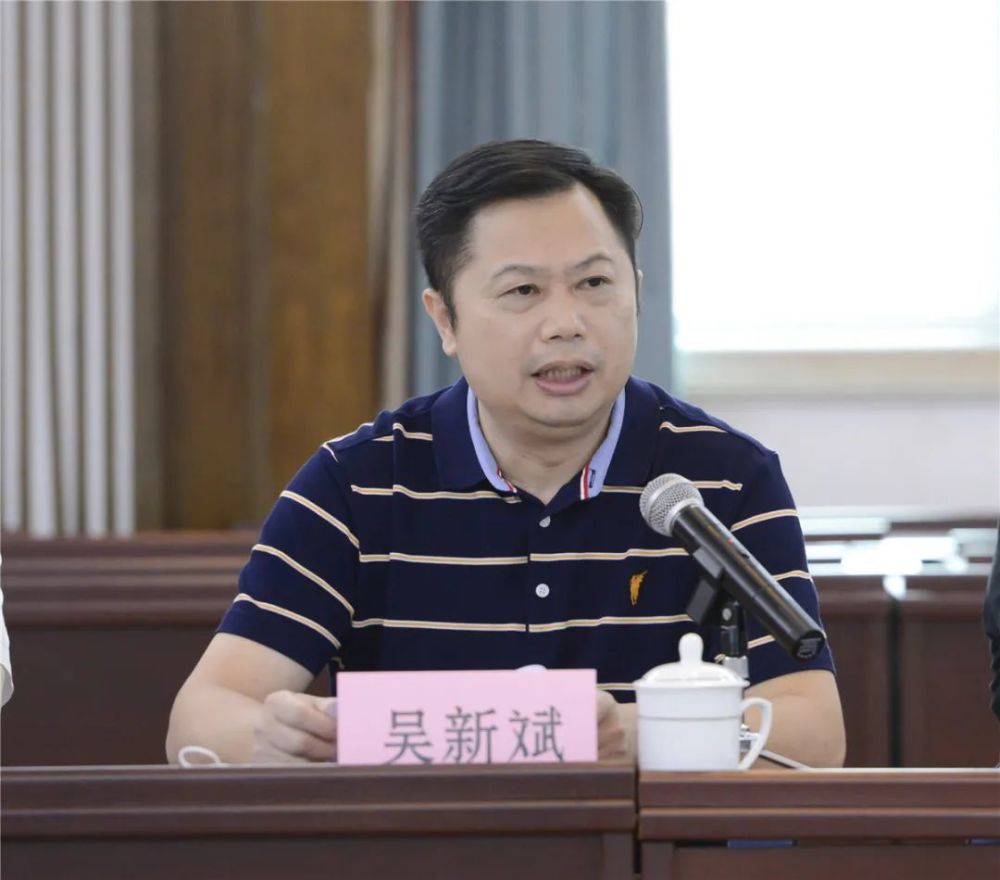 省戏剧家协会主席吴新斌今后,省作协将积极引导我省广大文学创作者