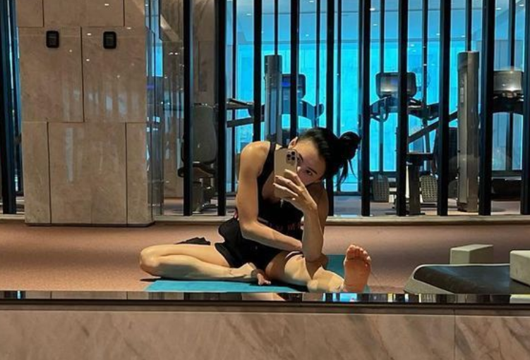 女明星健身已"内卷",41岁张柏芝坚持晨练,肌肉线条成焦点