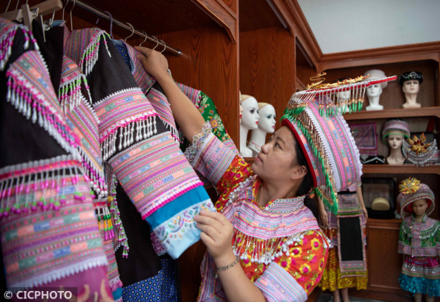 贵州毕节:苗族服饰加工助力乡村振兴