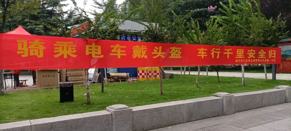 依托岗亭电子屏滚动播放电动自行车佩戴头盔,反电诈等宣传标语,全面