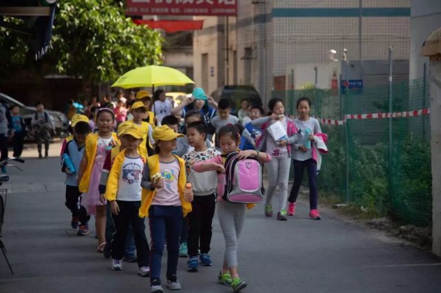 上海接送孩子"钟点工"走红,还可多人拼单,众人直呼致富新路