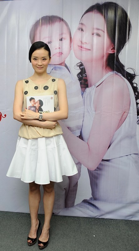 王艳穿白色的简单裙子,依旧那么的高级,生图看着也很美