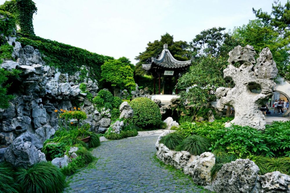 一处中国古典园林建筑,由四个部分组成,是全国重点文物保护单位