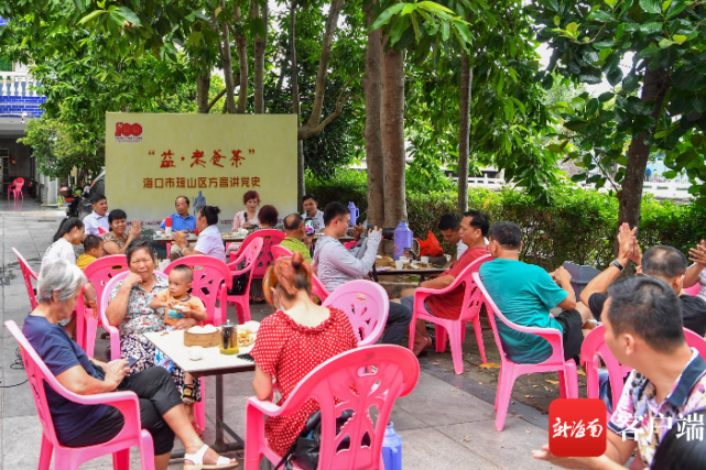 地群众熟悉的播音员谢忠在老爸茶店内用本地方言带领群众回顾革命历史