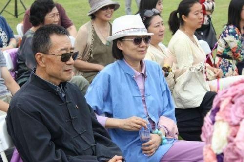 妻子想阻止他,但却明白:"他爱演戏,失声无疑会断了他的演员路".