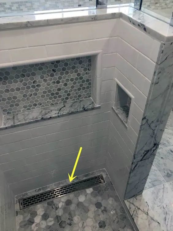 很好奇:卫生间装长条地漏,为什么师傅要装在淋浴房门边?