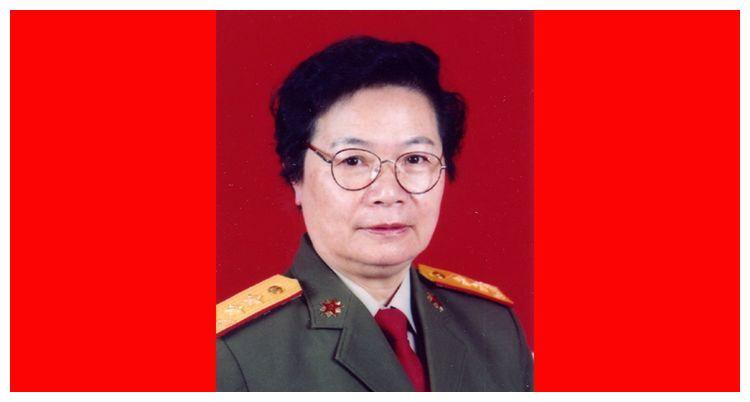 她是中国第一个女中将,丈夫上将,父亲元帅,是全球最高军衔家庭