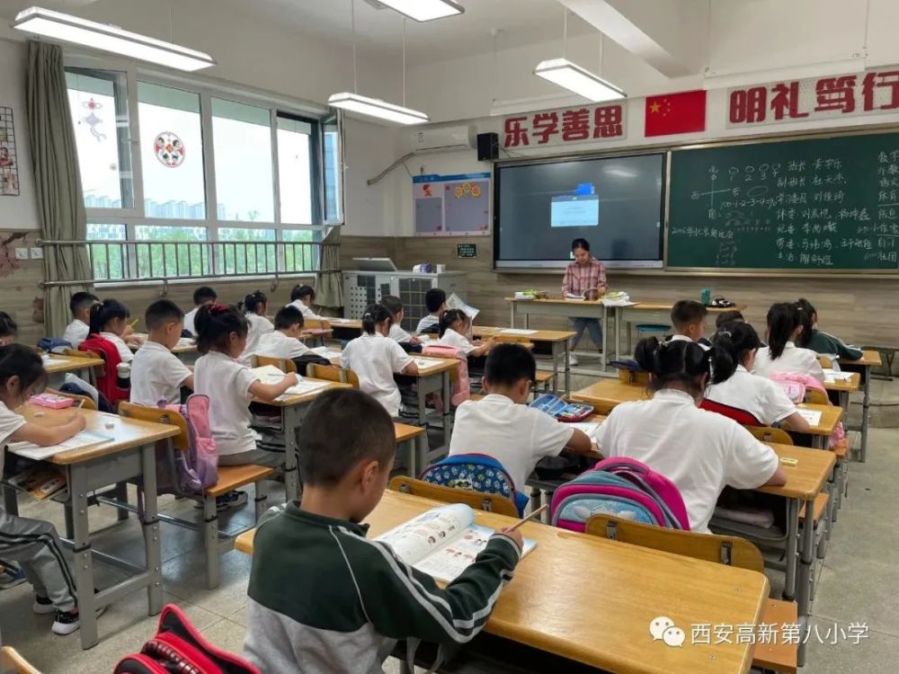 采用'1 x'课后服务模式"1"即教师辅导,学生自主作业"x"即阅读活动