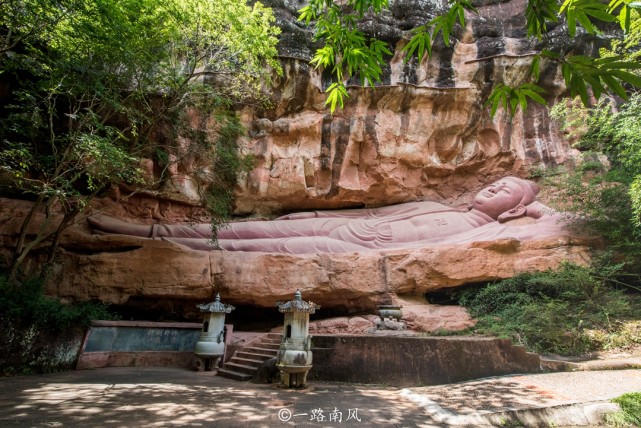 通天岩风景区有一座巨大的室内卧佛,慈眉善目,是该景区一大特色.