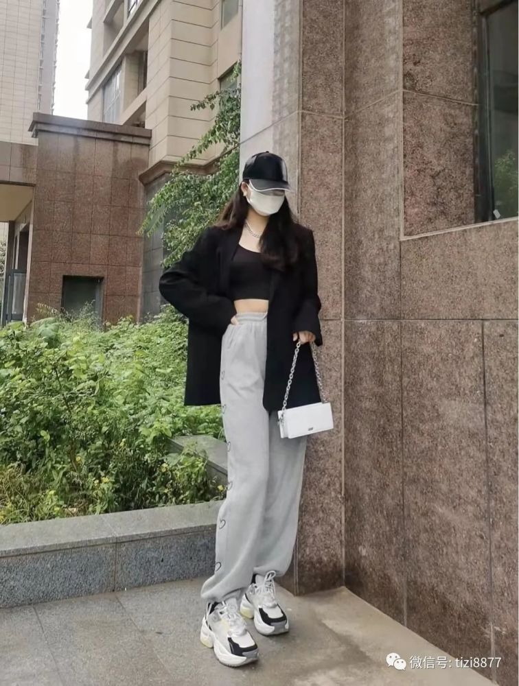 灰色运动裤应该配什么上衣外套