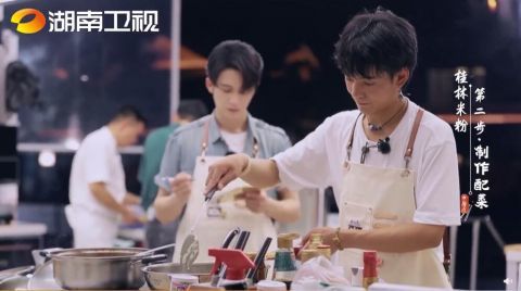 丁真 中餐厅 学做桂林米粉上手快 切菜颠勺一气呵成