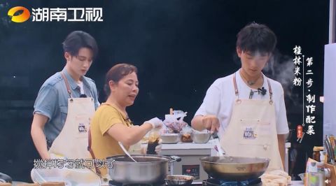 丁真 中餐厅 学做桂林米粉上手快 切菜颠勺一气呵成