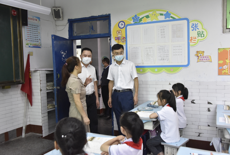 检查开学工作现场孙应勇强调,各校要提高站位,认真做好师生员工疫苗