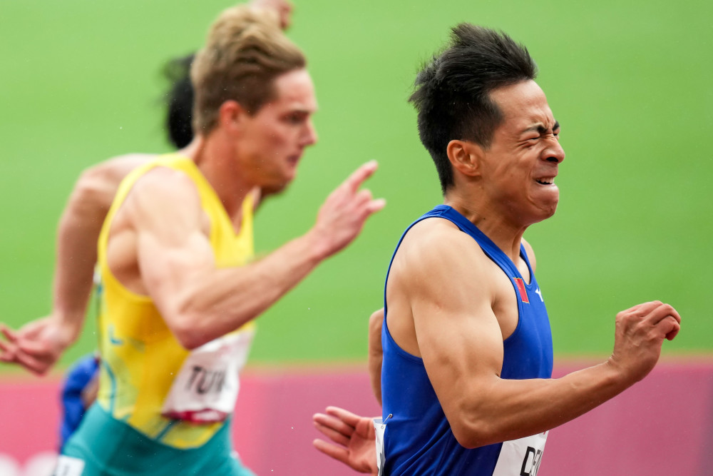 (东京残奥会)田径—男子100米t36级:邓培程破残奥纪录夺冠