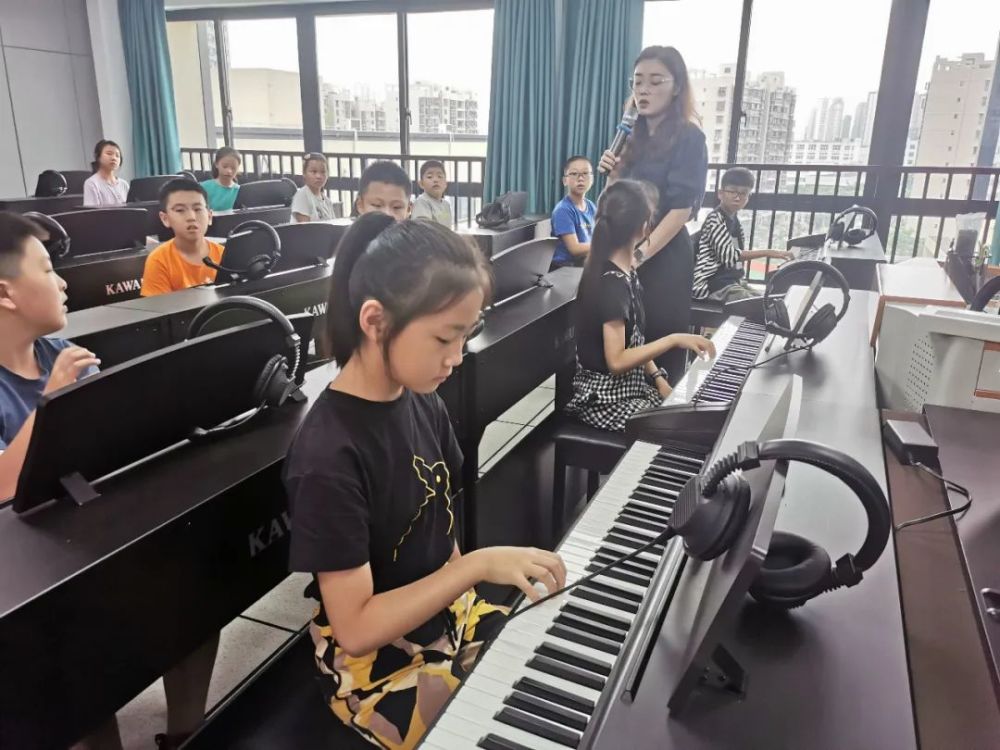 瓯海牛山实验学校暑托班开展钢琴课.学校供图