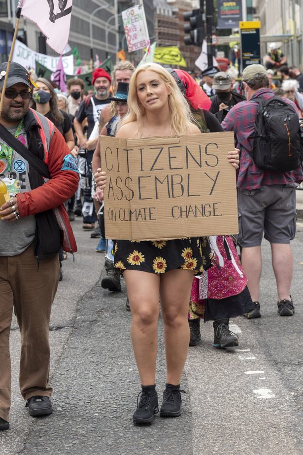 英国美女赤裸上身走上街头,为抗议活动添"活力",称很