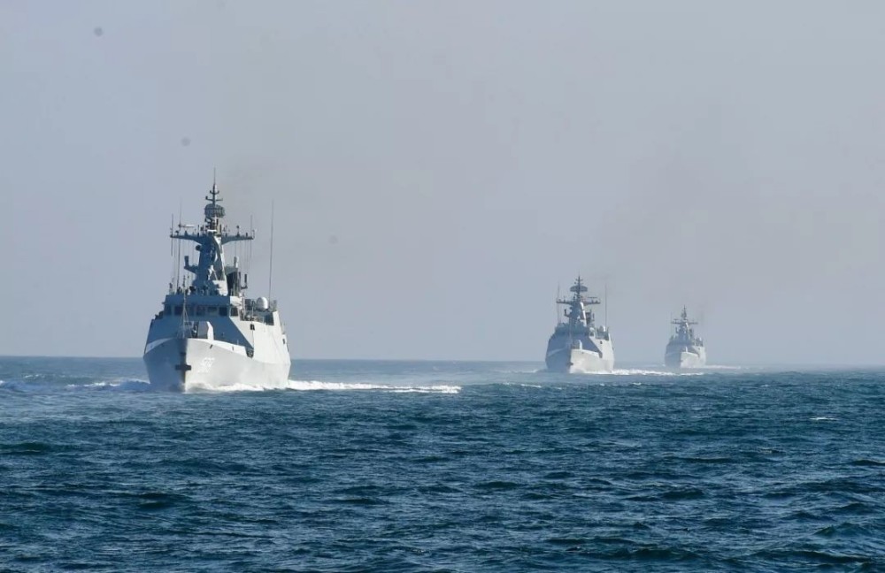 紧接着,伴随着21世纪第一个10年中国海军辽宁舰和052c神盾舰的亮相