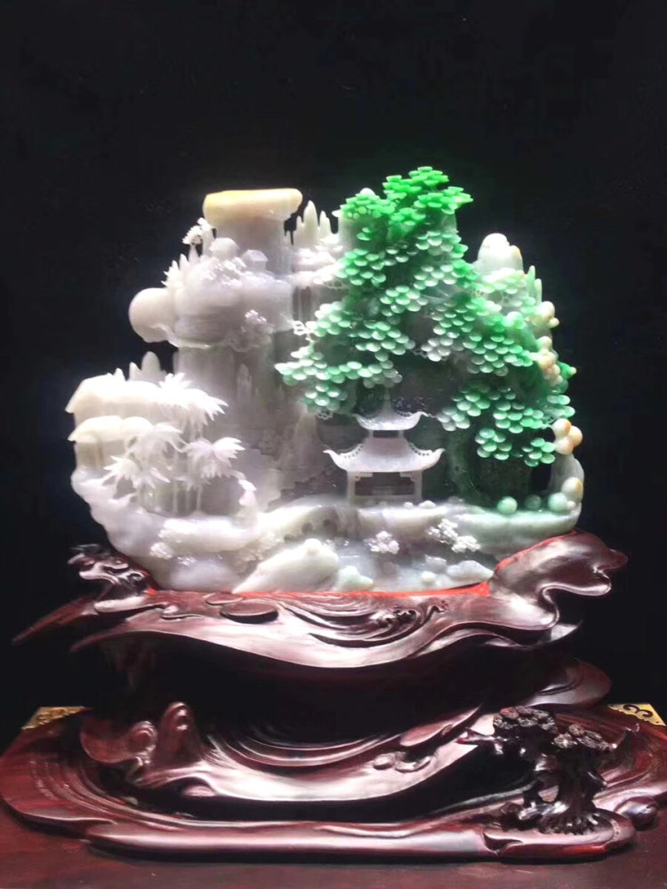 公婆十年前花100000送给儿媳翡翠摆件,却被嫌弃,谁知鉴定结果惊人!