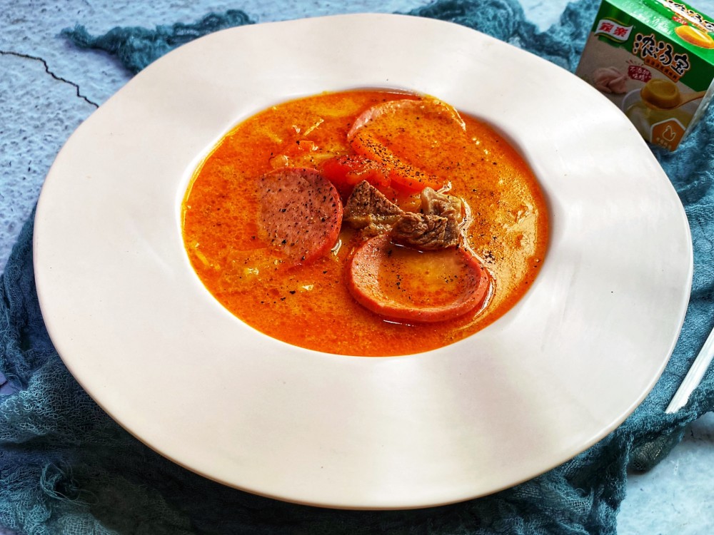 罗宋汤其实就是俄式红菜汤演变而来的,原本的这个俄式红菜汤是辣中带