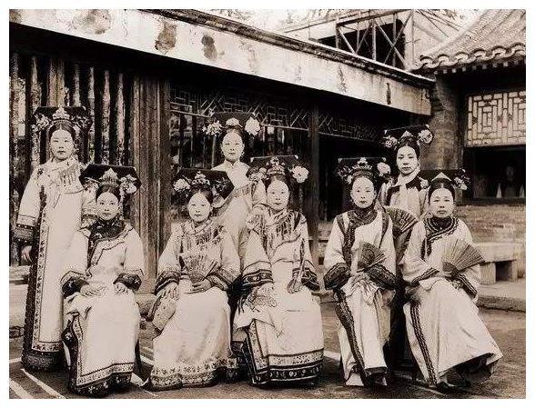 清朝老照片:为什么这些嫔妃都很"丑"?那时因为你没见到过漂亮的