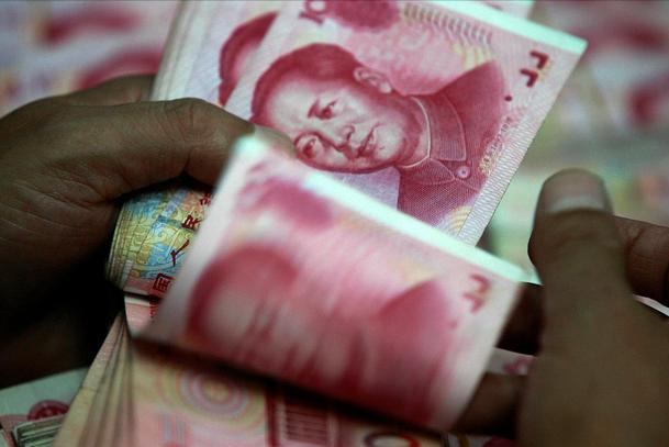 手握30万现金要惜存,银行员工透露:选择正确方式,年