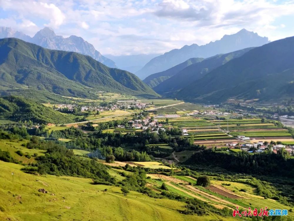 积石山上景观多——太子山旅游大通道(积石山段)掠影