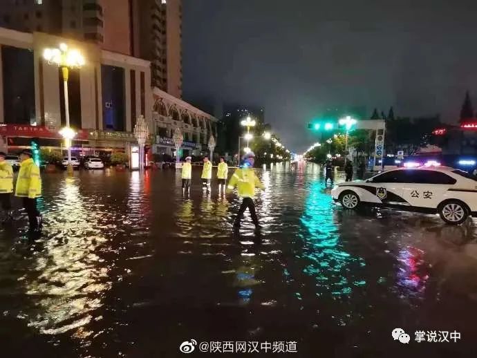 降雨导致汉中城区多个路段积水严重,莲湖路,黄家塘立交等多个路段已