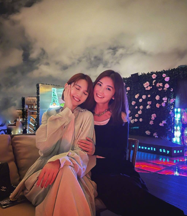 杨丞琳晒闺蜜聚会照,陈妍希蔡卓妍齐聚上海外滩,场面温馨,超有爱!