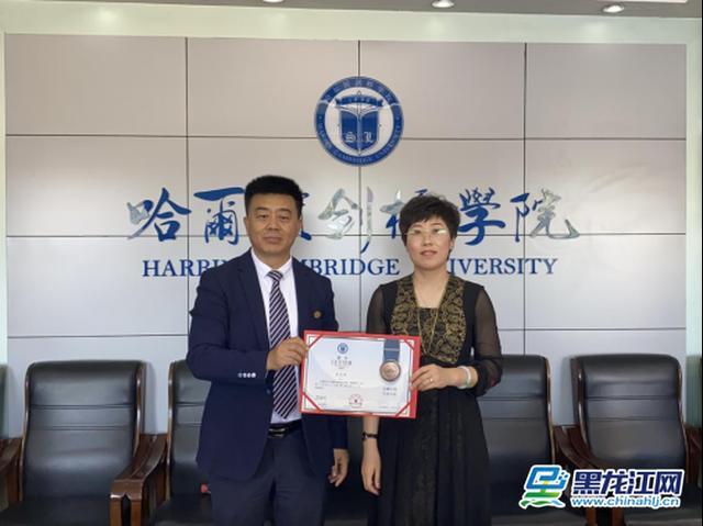 为父母献花 召开家委会见面会 哈尔滨剑桥学院新生报到别出心裁有"心"